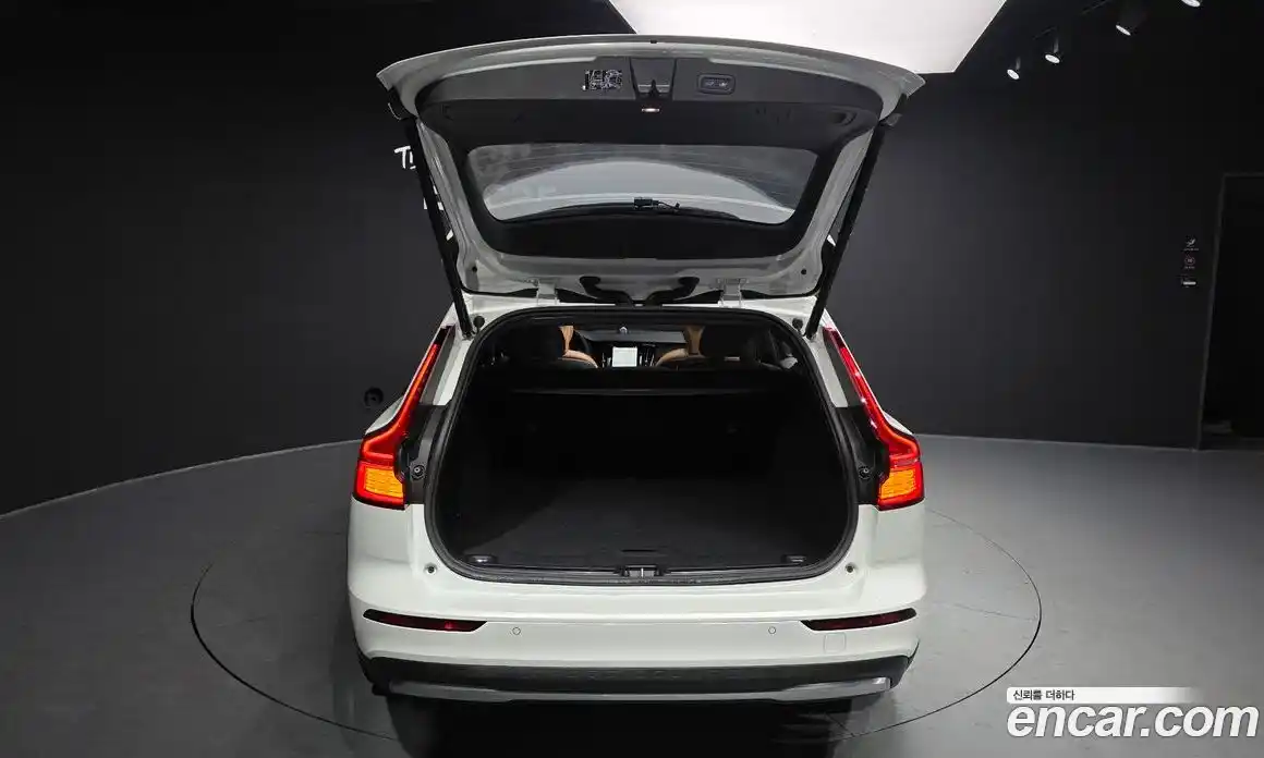 Volvo V60 2023 2.0 Автомат в Москве № 212816, фото 13