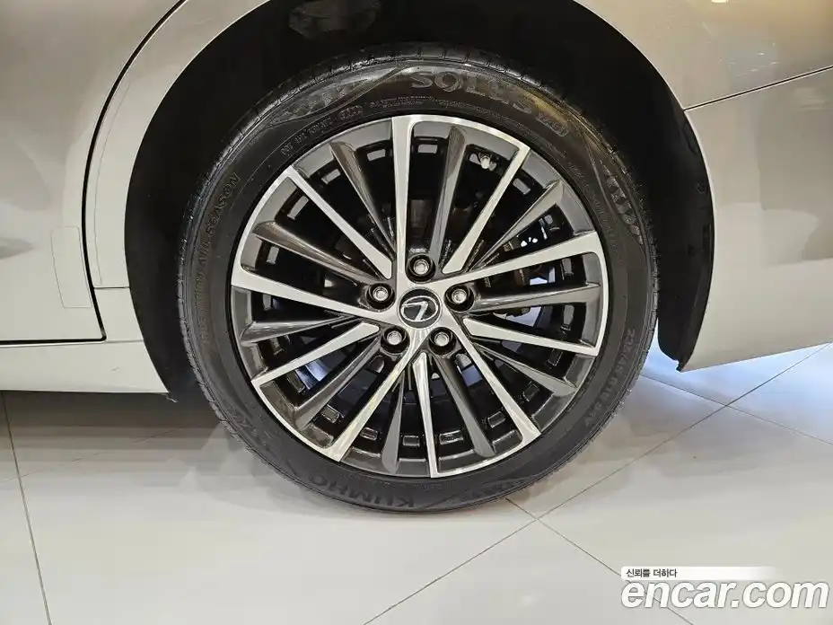 Lexus ES 2023 2.5 Вариатор в Москве № 214853, фото 5