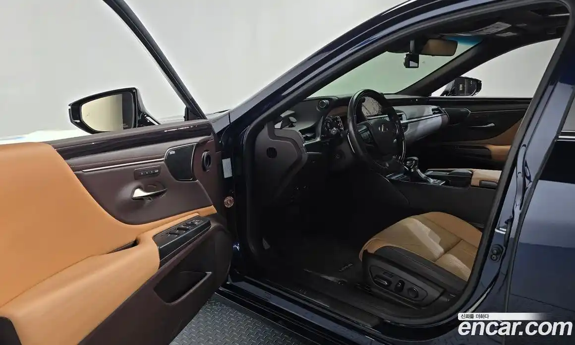 Lexus ES 2020 2.5 Автомат в Москве № 168115, фото 17