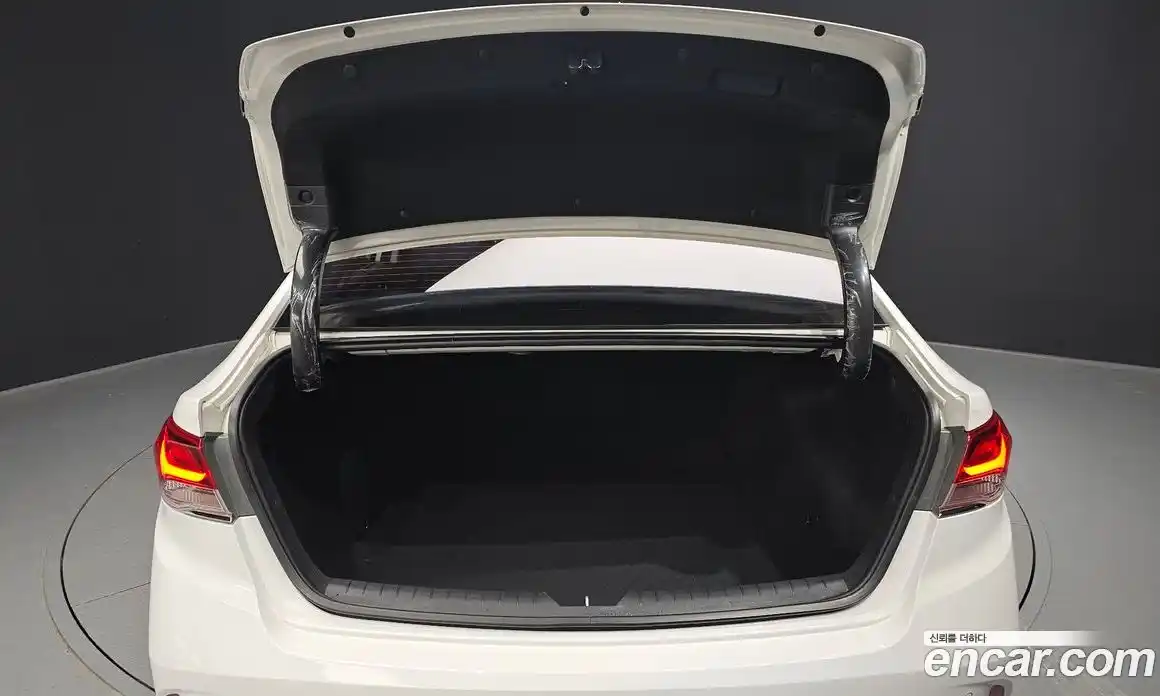 Hyundai Sonata 2018 2.0 Автомат в Москве № 319213, фото 13