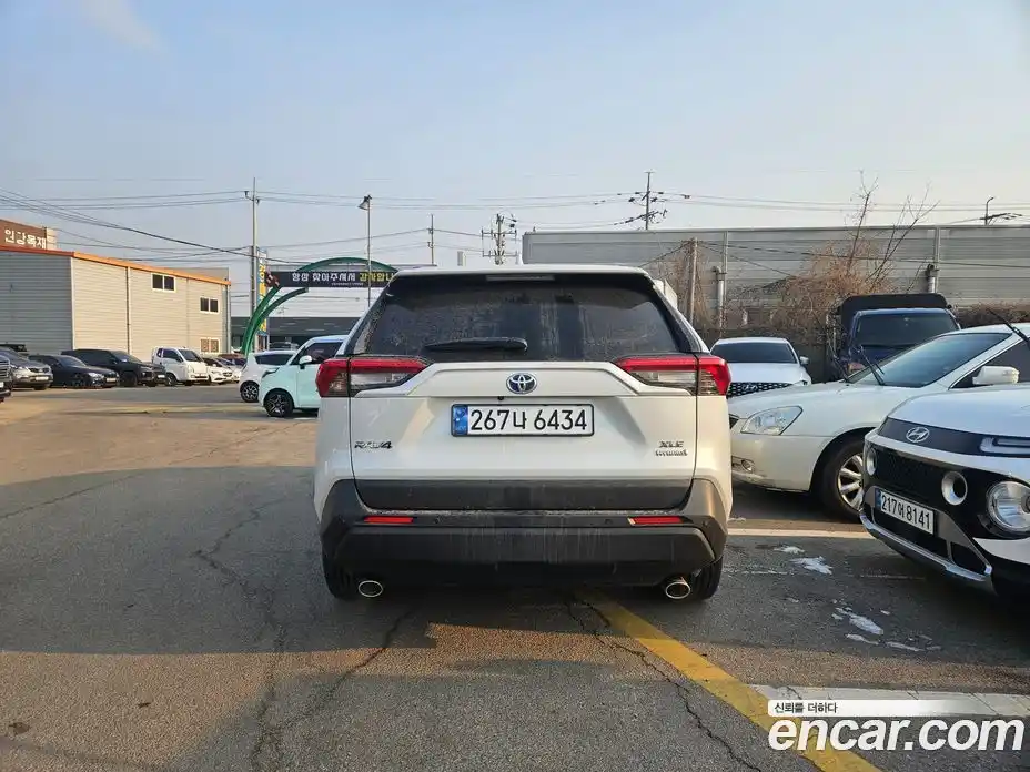 Toyota RAV4 2024 2.5 Автомат в Москве № 199564, фото 3