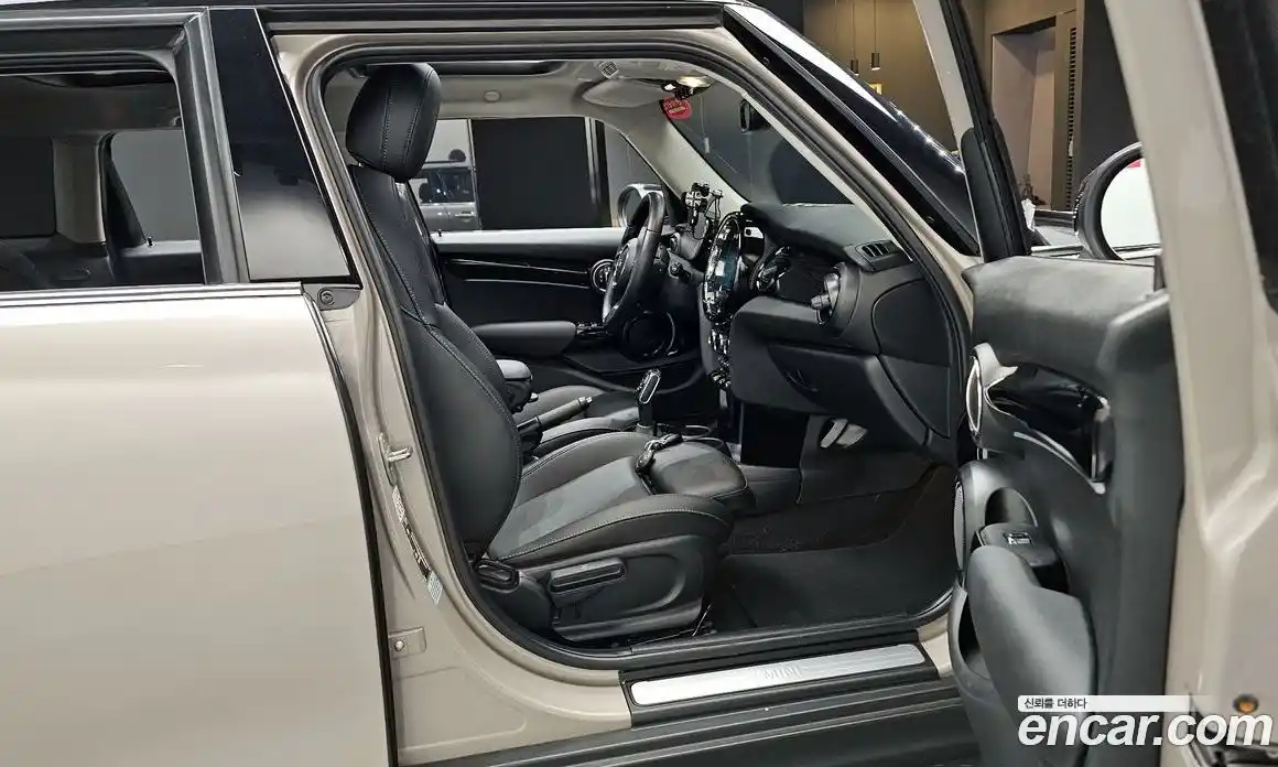 Mini Cooper 2022 1.5 Автомат в Москве № 299456, фото 16