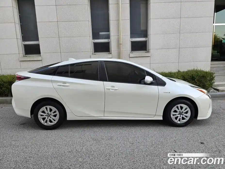 Toyota Prius 2017 1.8 Автомат в Москве № 170362, фото 3