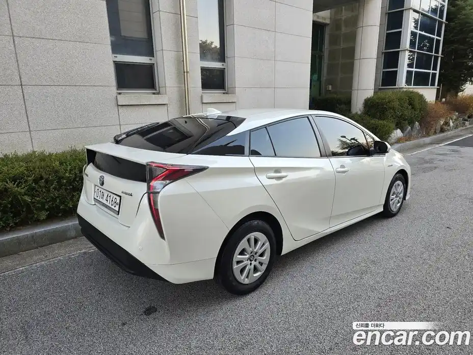 Toyota Prius 2017 1.8 Автомат в Москве № 170362, фото 4