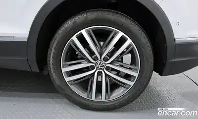 Volkswagen Tiguan 2023 2.0 Автомат в Москве № 198959, миниатюра 3