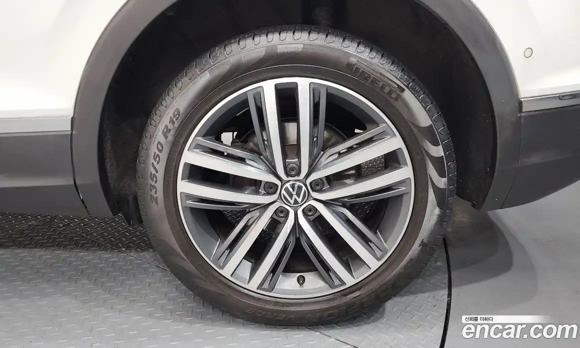 Volkswagen Tiguan 2023 2.0 Автомат в Москве № 215116, фото 18