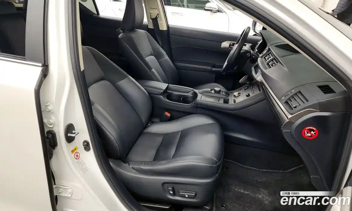 Lexus CT200h 2018 1.8 Автомат в Москве № 198864, фото 11