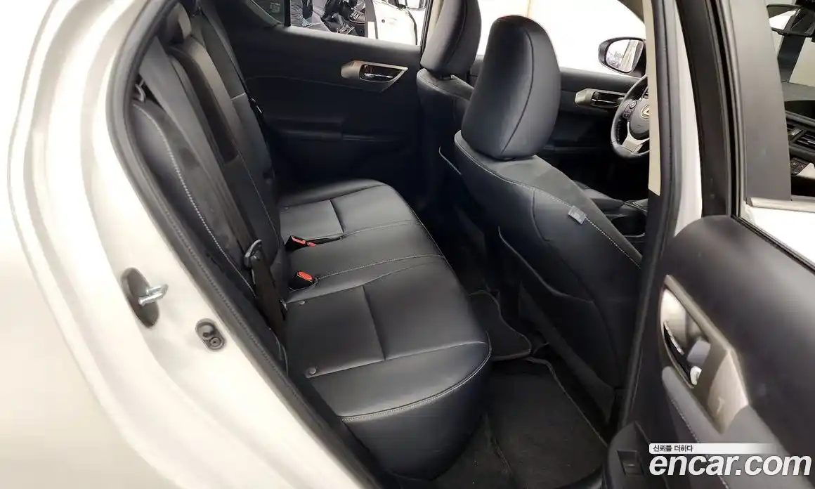 Lexus CT200h 2018 1.8 Автомат в Москве № 198864, фото 13