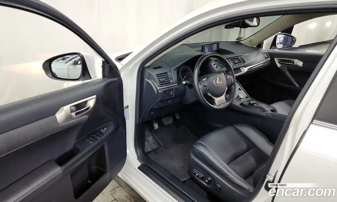 Lexus CT200h 2018 1.8 Автомат в Москве № 198864, фото 10