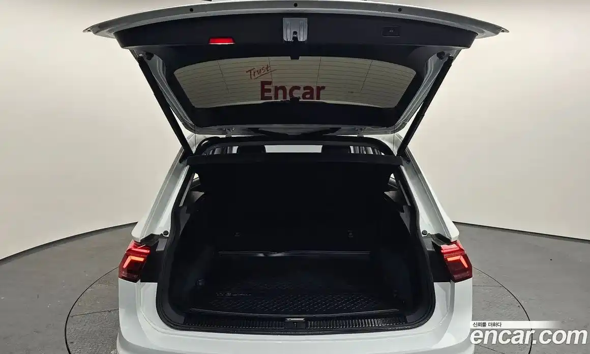 Volkswagen Tiguan 2023 2.0 Автомат в Москве № 214921, фото 10