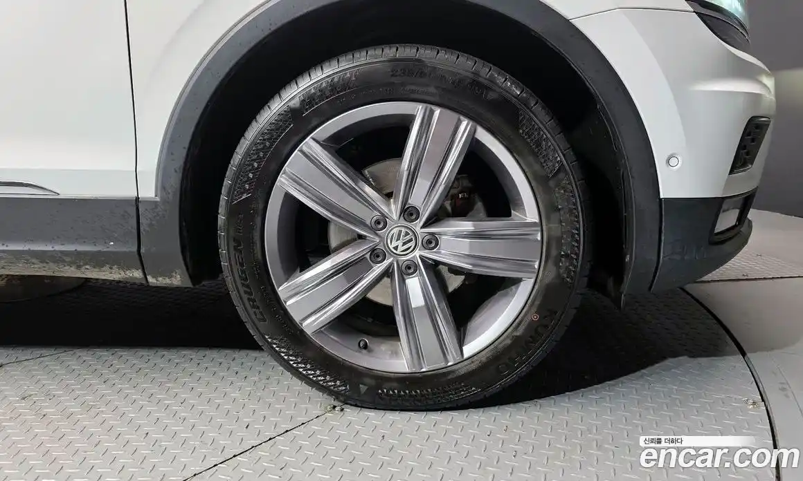 Volkswagen Tiguan 2018 2.0 Автомат в Москве № 215205, фото 6