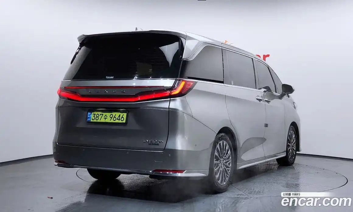 Lexus LM 2025 2.4 Автомат в Москве № 254069, фото 1