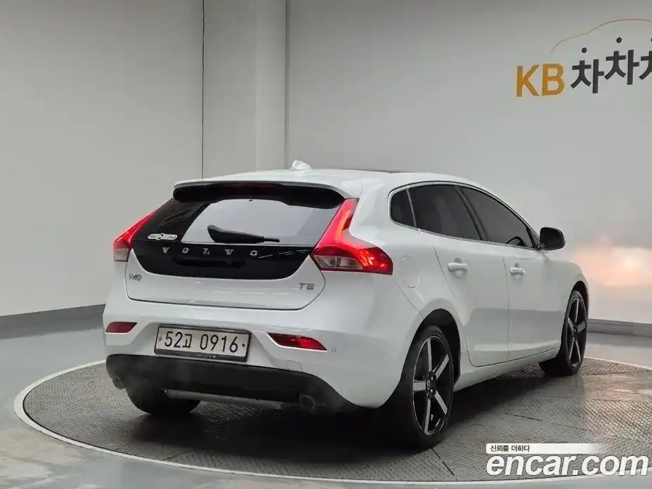 Volvo V40 2016 2.0 Автомат в Москве № 164823, фото 3