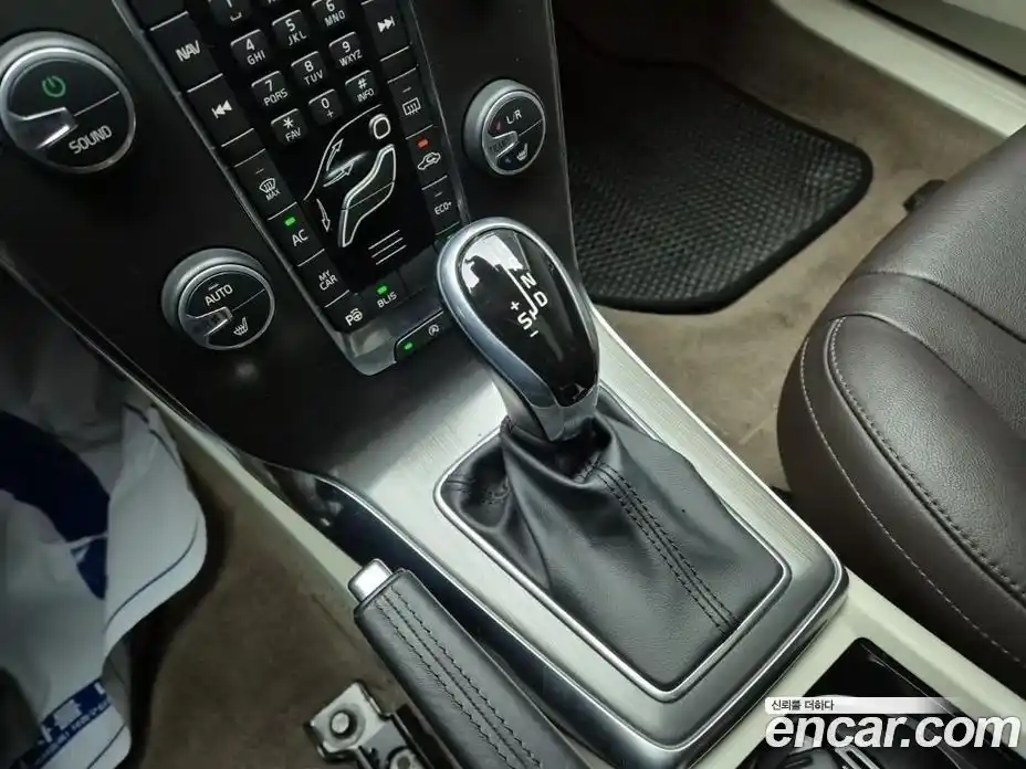 Volvo V40 2016 2.0 Автомат в Москве № 164823, фото 8