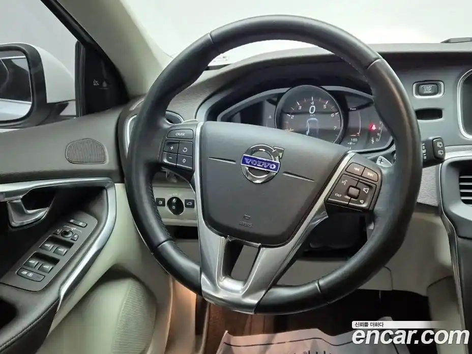 Volvo V40 2016 2.0 Автомат в Москве № 164823, фото 9