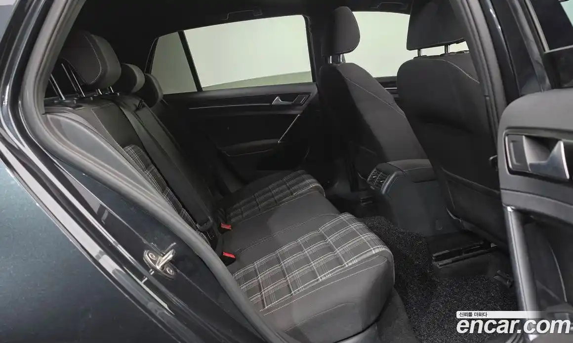 Volkswagen Golf 2016 2.0 Автомат в Москве № 199215, фото 3