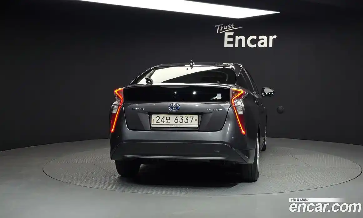 Toyota Prius 2017 1.8 Автомат в Москве № 279615, фото 3