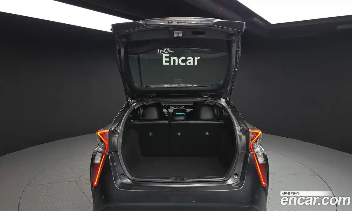 Toyota Prius 2017 1.8 Автомат в Москве № 279615, фото 8