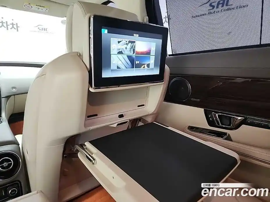 Jaguar XJ 2017 3.0 Автомат в Москве № 331490, фото 15