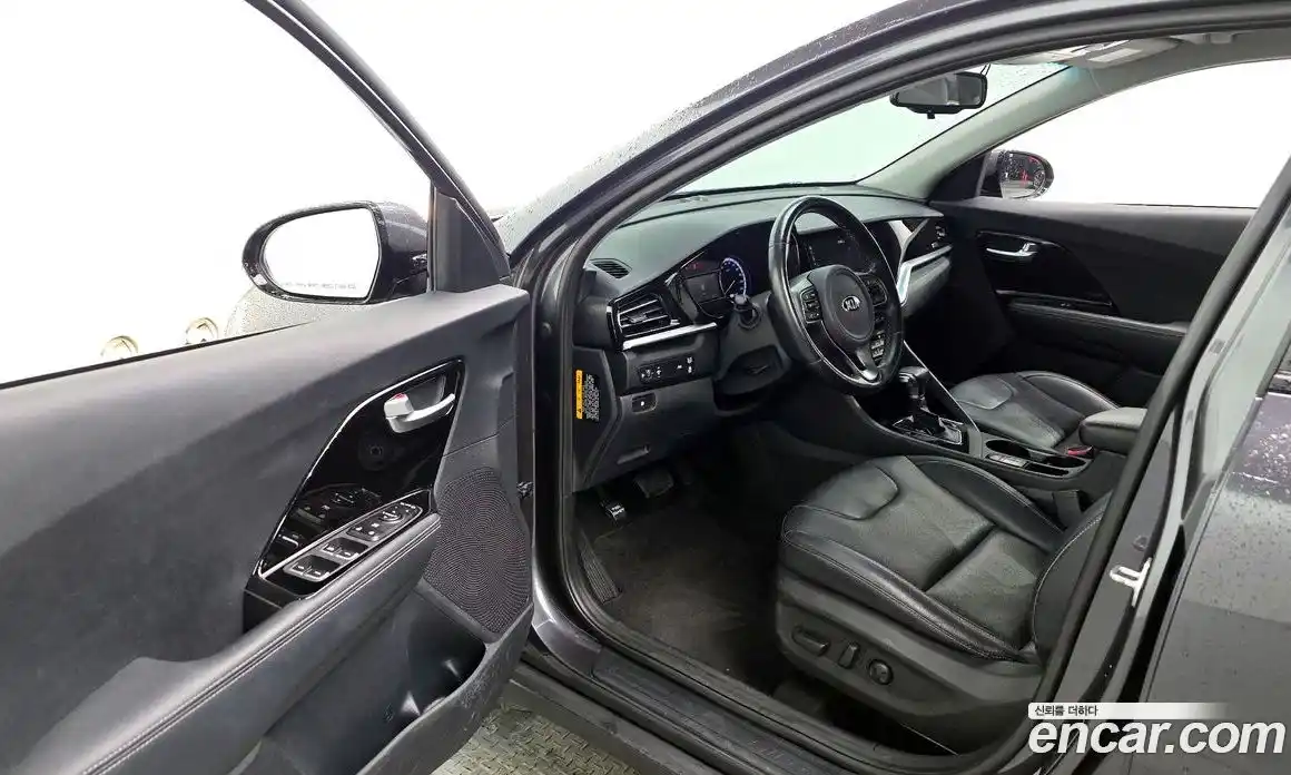 Kia Niro 2020 1.6 Автомат в Москве № 121403, фото 16