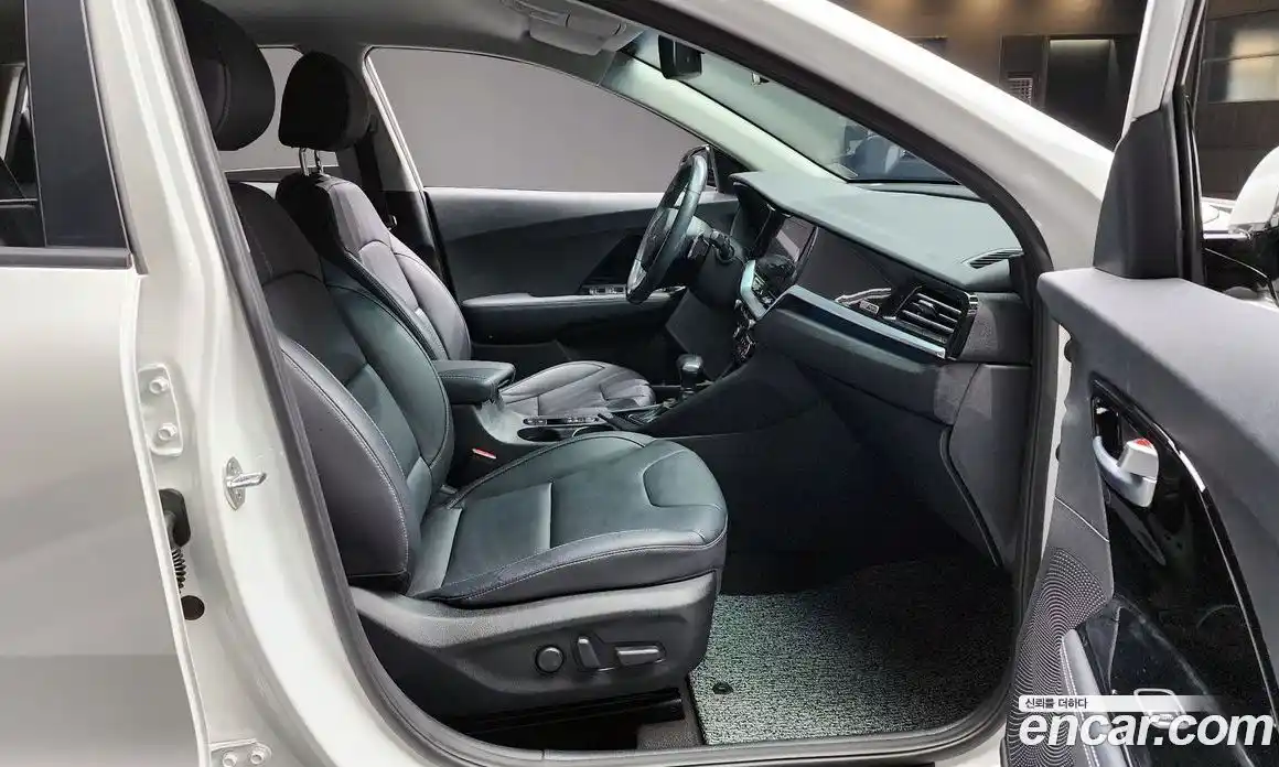 Kia Niro 2022 1.6 Автомат в Москве № 134046, фото 17