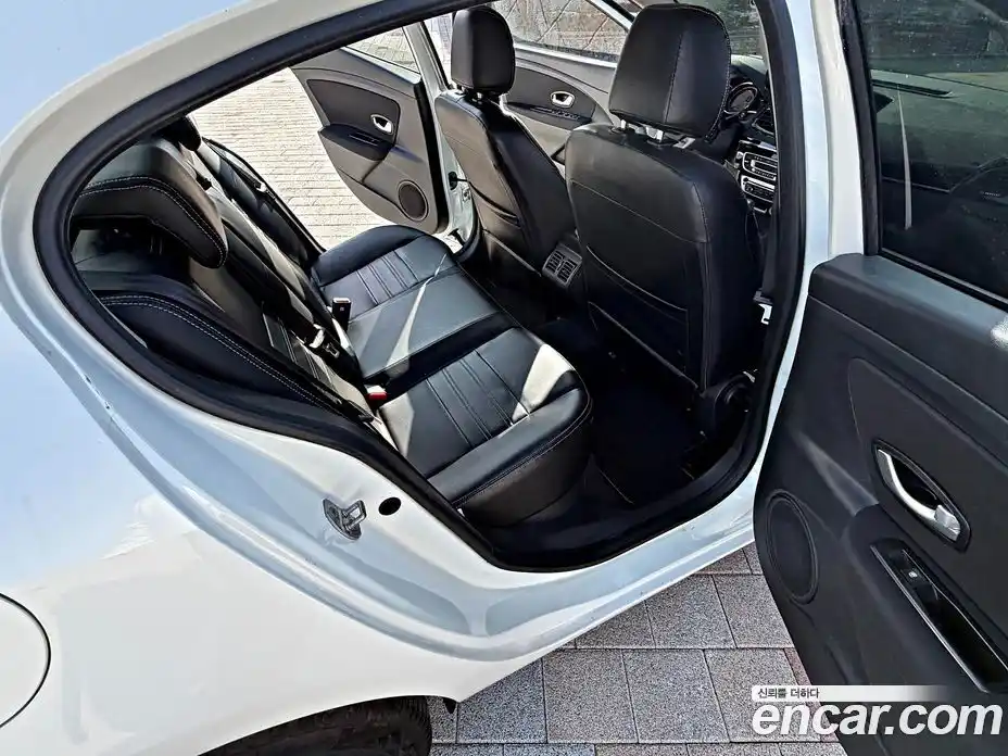Renault SM3 2016 1.6 Автомат в Москве № 152325, фото 13