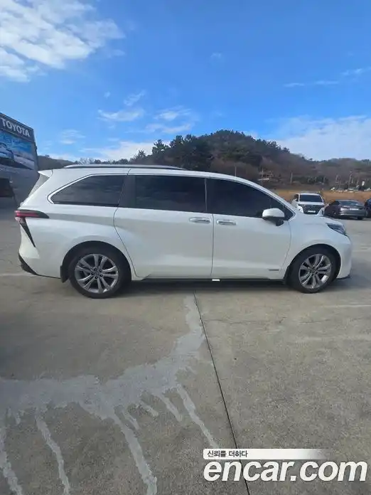 Toyota Sienna 2021 2.5 Автомат в Москве № 170342, фото 4