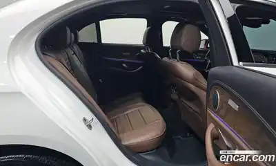 Mercedes-Benz E-Class 2022 2.0 Автомат в Москве № 194908, миниатюра 3