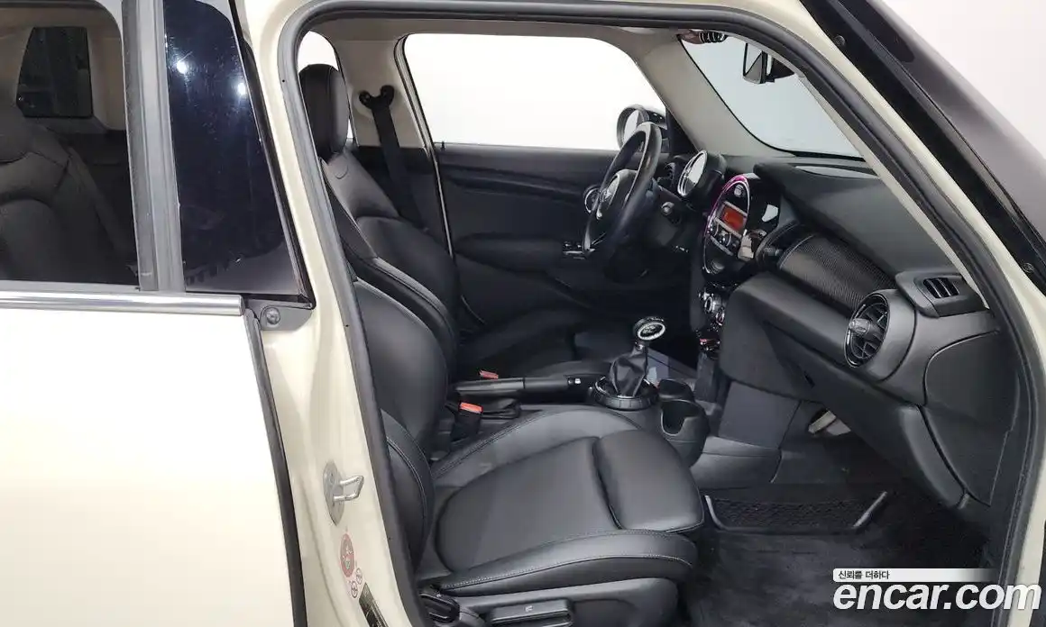 Mini Cooper 2016 1.5 Автомат в Москве № 200711, фото 16