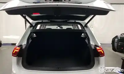 Volkswagen Tiguan 2023 2.0 Автомат в Москве № 199075, миниатюра 3