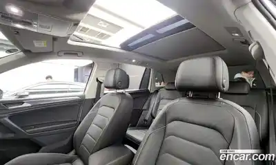 Volkswagen Tiguan 2023 2.0 Автомат в Москве № 199075, миниатюра 6