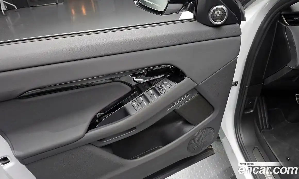 Land Rover Range-Rover Evoque 2024 2.0 Автомат в Москве № 165953, фото 20