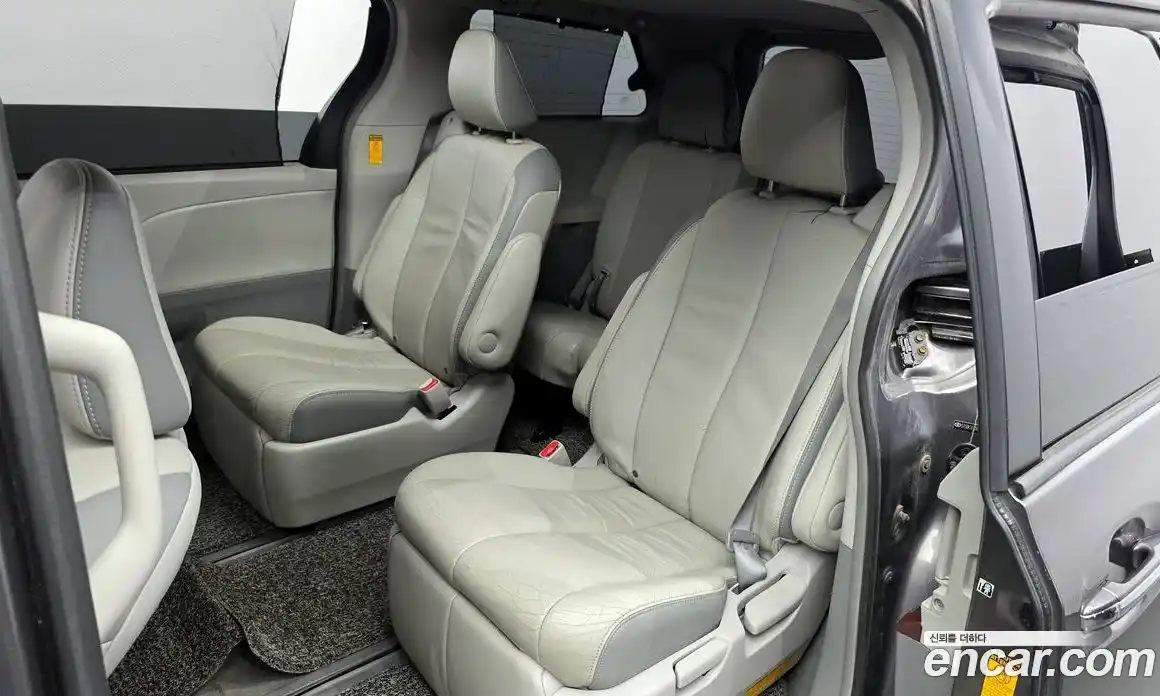 Toyota Sienna 2014 3.5 Автомат в Москве № 261903, фото 14