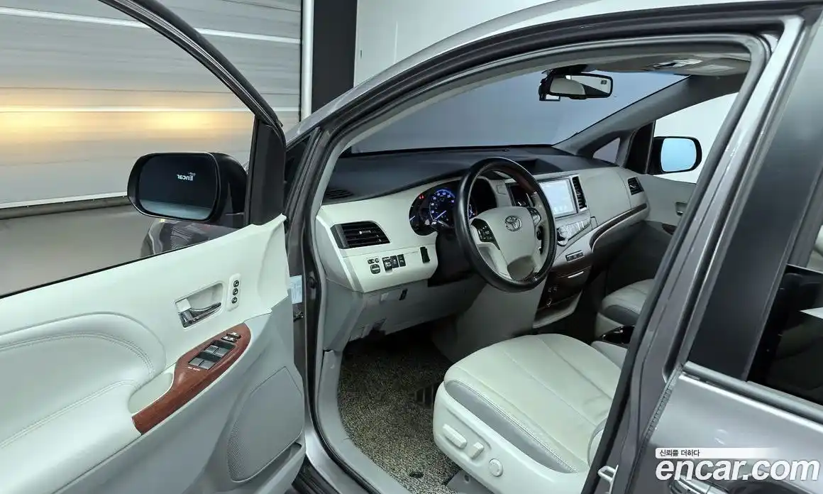 Toyota Sienna 2014 3.5 Автомат в Москве № 261903, фото 6