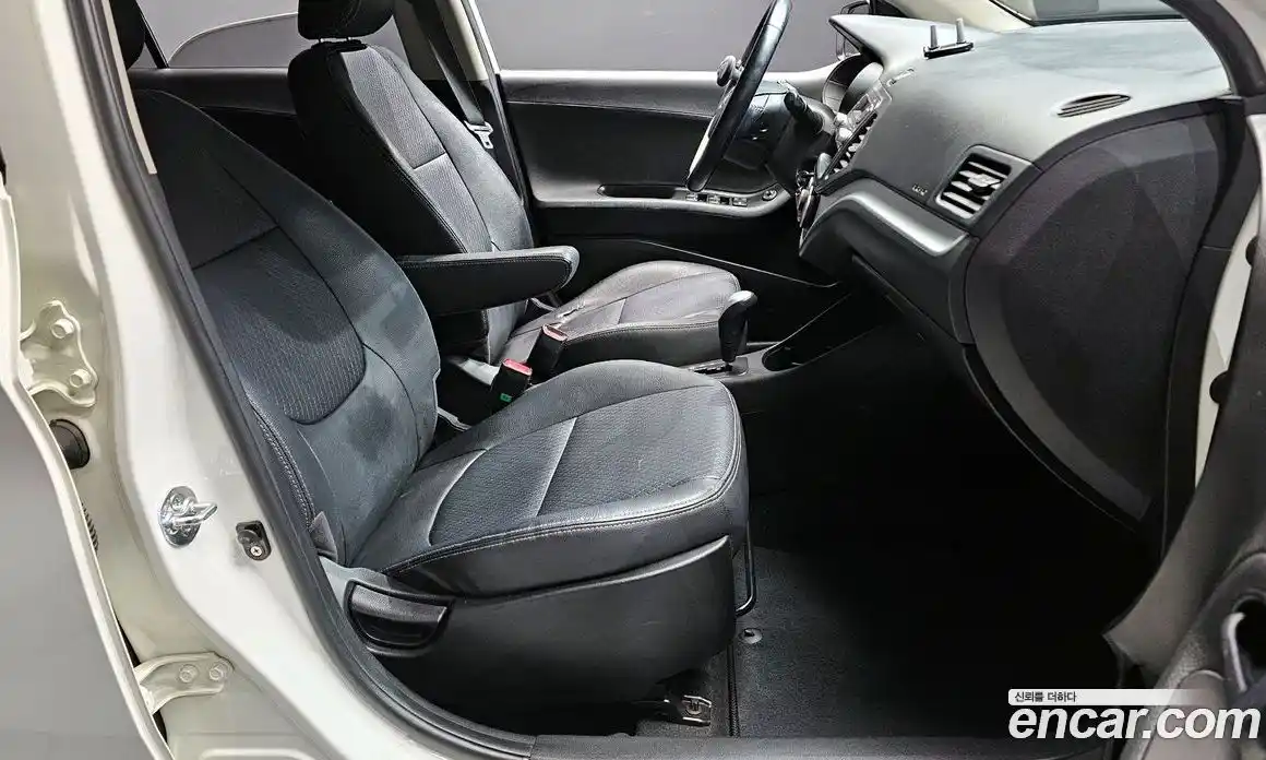 Kia Morning 2013 1.0 Автомат в Москве № 288355, фото 11