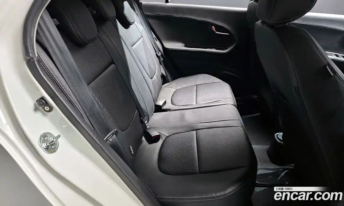 Kia Morning 2013 1.0 Автомат в Москве № 288355, фото 12