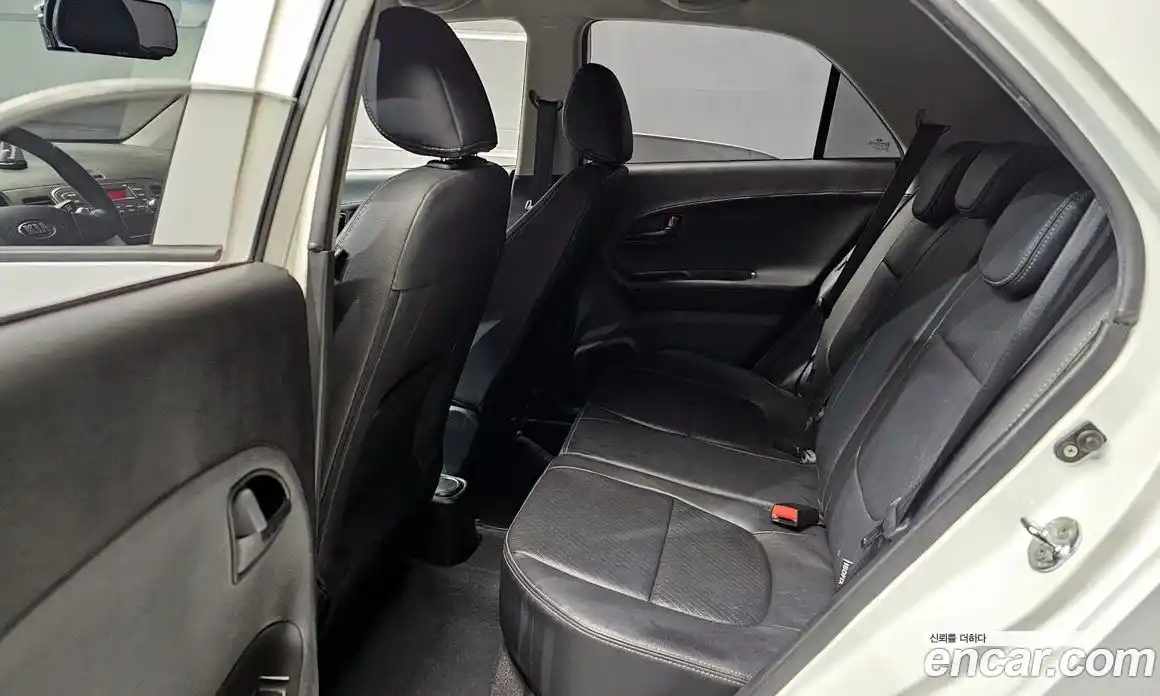 Kia Morning 2013 1.0 Автомат в Москве № 288355, фото 3