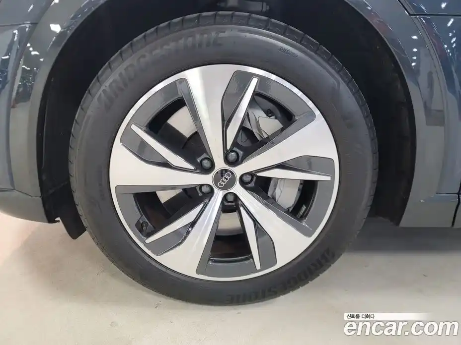 Audi Q8 e-tron 2024 0.3 Автомат в Москве № 230302, фото 5