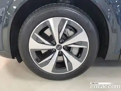 Audi Q8 e-tron 2024 0.3 Автомат в Москве № 230302, миниатюра 5