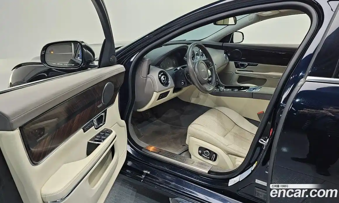 Jaguar XJ 2016 3.0 Автомат в Москве № 305138, фото 16