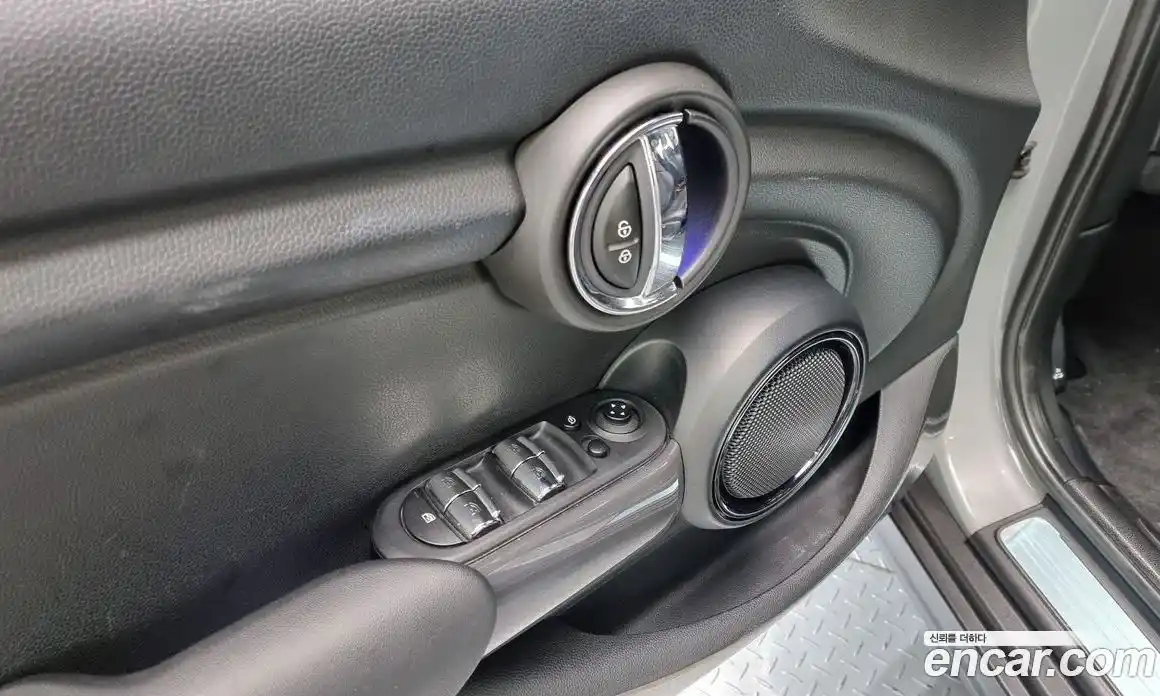 Mini Cooper 2016 1.5 Автомат в Москве № 156759, фото 6