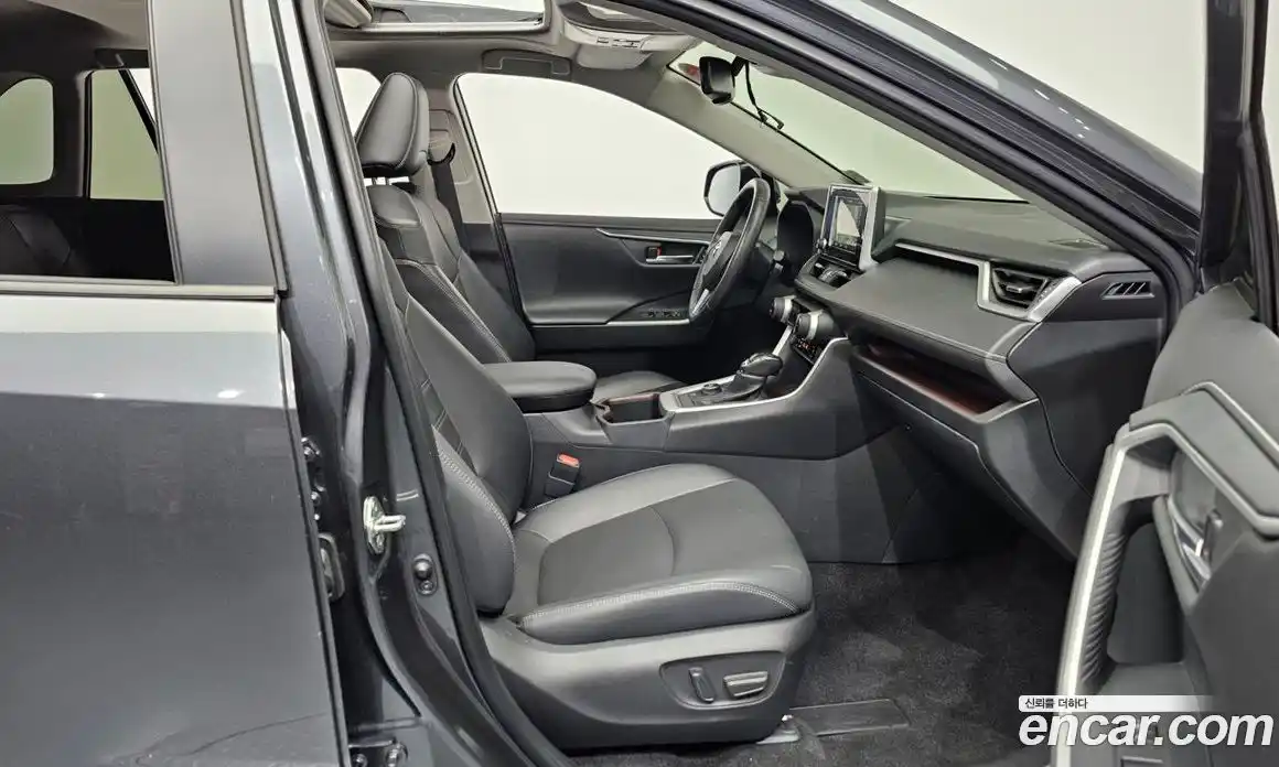 Toyota RAV4 2023 2.5 Автомат в Москве № 170218, фото 6