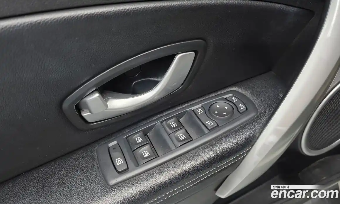 Renault SM3 2010 1.6 Автомат в Москве № 208657, фото 19