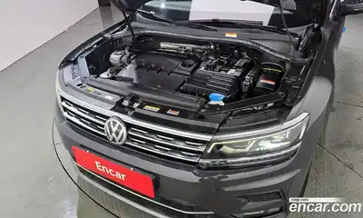 Volkswagen Tiguan 2020 2.0 Автомат в Москве № 215084, миниатюра 3