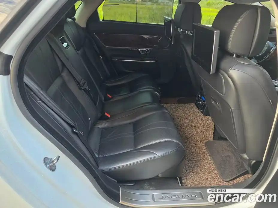 Jaguar XJ 2015 3.0 Автомат в Москве № 305198, фото 17