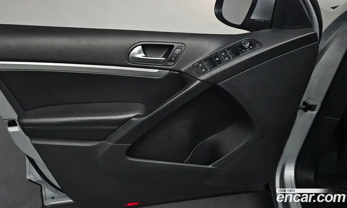 Volkswagen Tiguan 2013 2.0 Автомат в Москве № 432417, фото 17