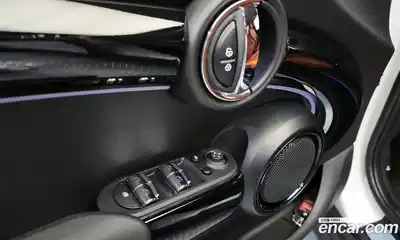 Mini Cooper 2024 1.5 Автомат в Москве № 214087, миниатюра 3