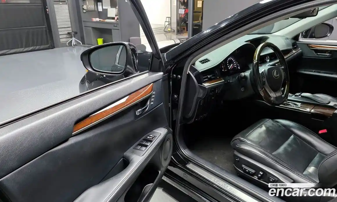 Lexus ES 2015 3.5 Автомат в Москве № 214666, фото 10