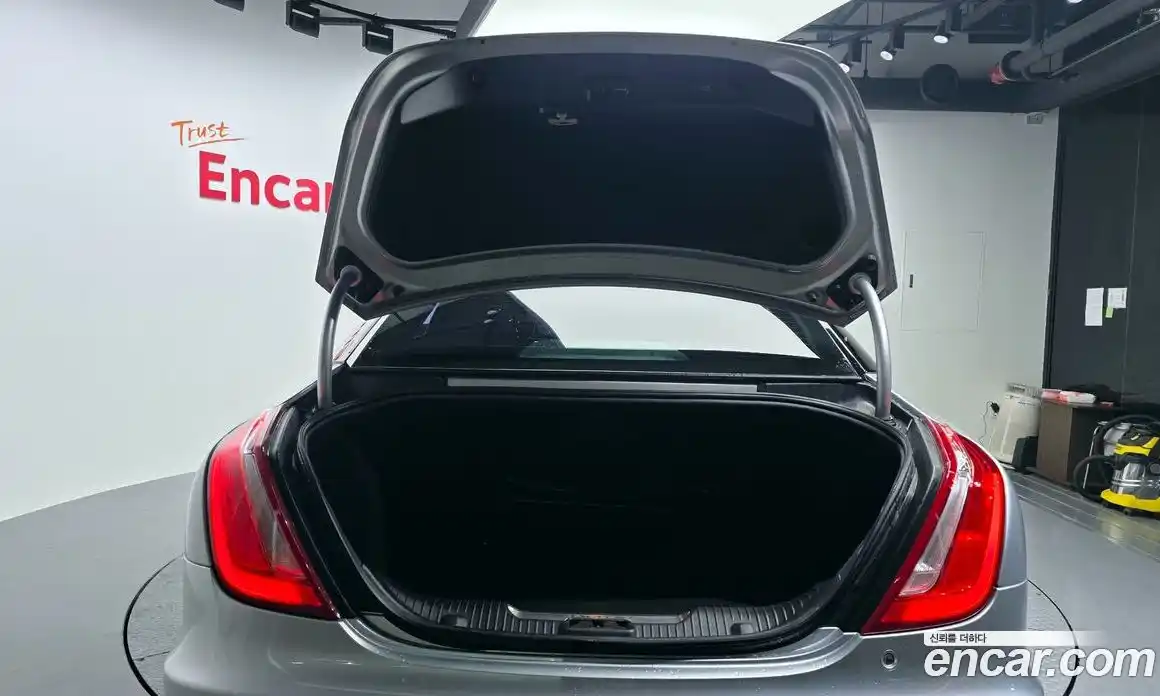 Jaguar XJ 2017 3.0 Автомат в Москве № 331496, фото 20