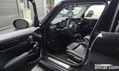 Mini Cooper 2022 1.5 Автомат в Москве № 173704, миниатюра 2